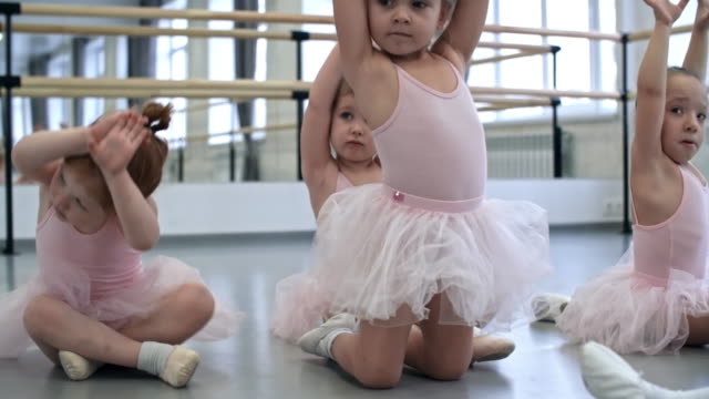 Kleine-Mädchen-lernen,-Tanzschritte