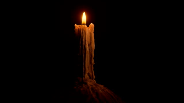 Geschmolzene-Kerze-brennt-In-der-Dunkelheit