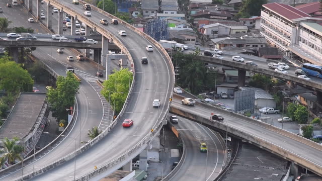 Tráfico-de-vehículos-en-autopista-urbana-de-la-ciudad