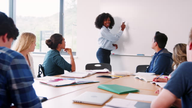 Weiblich-High-School-Lehrer-am-Whiteboard-Unterricht-Mathematik-Klasse