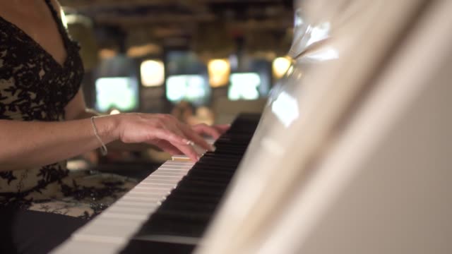 Mujer-en-vestido-juega-el-piano