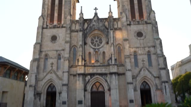 Kathedrale-von-San-Fernando-bei-Abenddämmerung-schwenken-bis-in-den-Himmel