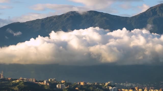 Schwenken-der-Ansicht-der-östlichen-Bezirk-in-Caracas-Stadt-Tal