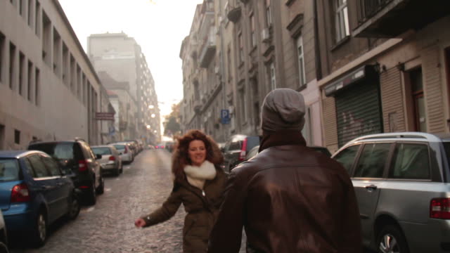 Süße-junge-Paar-zueinander-auf-der-Straße-laufen.