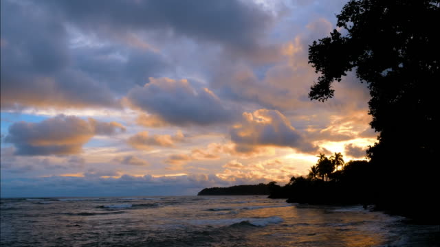 Natives-unberührte-Karibik-Strand-bei-Sonnenuntergang-Zeitraffer