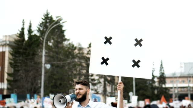 Mann-auf-einer-politischen-Kundgebung-mit-Banner-mit-Punkten-für-die-Verfolgung,-um-den-Raum-Text