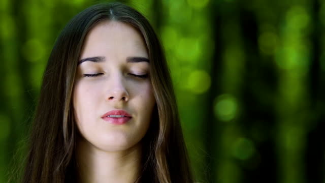 Frau-mit-geschlossenen-Augen-im-Wald,-Kamerafahrt,-Platz-für-Anzeigentext-langsam-meditieren