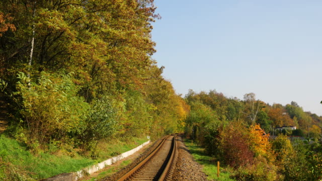Der-Übergang-zwischen-der-Eisenbahnlinie-von-rechts-nach-links-während-der-sonnigen-Herbsttag-in-Zeitlupe.