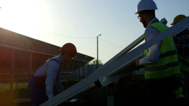 Tres-trabajadores-de-instalación-un-panel-solar