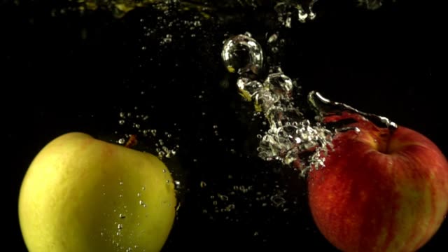 Äpfel-in-Wasser-fallen.-Slow-Motion.