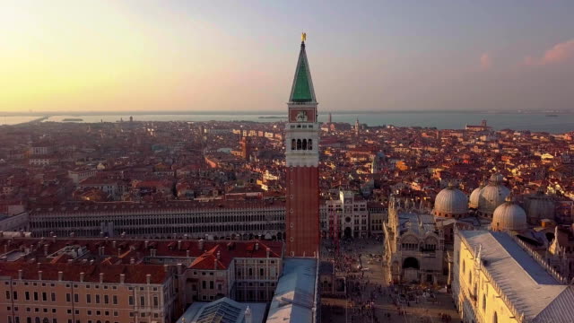 órbita-aéreo-sobre-san-Plaza-de-marcos-al-amanecer-en-Venecia-Italia