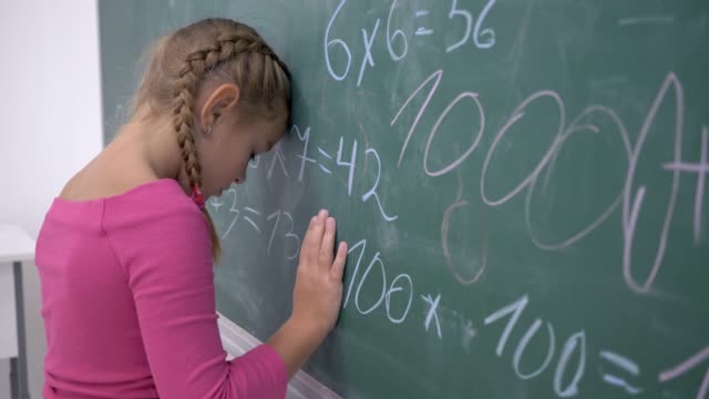Schulbildung,-verärgert-weibliche-Schüler-stehen-in-der-Nähe-von-Blackboard-mit-Mathematik-Beispiele