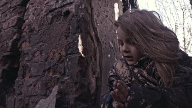 Niño-hambriento-sin-hogar-cerca-de-las-ruinas.-Refugiados