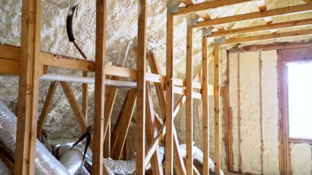 construcción-con-el-fragmento-de-un-sistema-de-ventilación-en-una-casa-de-marco