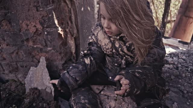 Hungrige-Obdachlose-Kind-in-der-Nähe-der-Ruinen.-Flüchtlinge