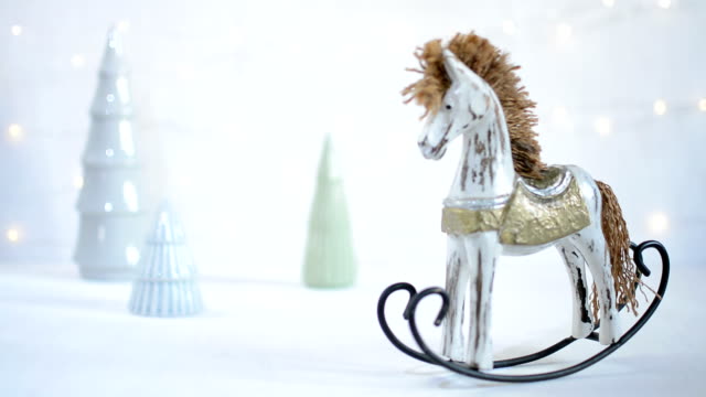 Balancín-caballo-de-juguete-con-árboles-de-Navidad-y-luces-de-led-guirnalda-en-la-parte-posterior