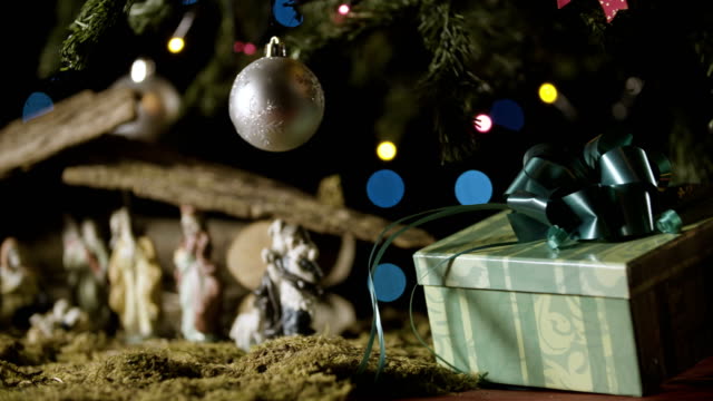 Weihnachtskrippe-und-Geschenke-unter-Baum