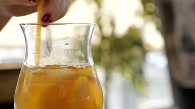Cocktail-Drink-mit-Eis-in-einem-Glas-auf-dem-Tisch
