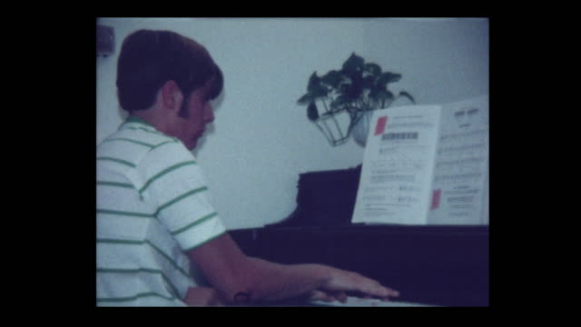 1971-hübscher-Teen-junge-spielt-Klavier