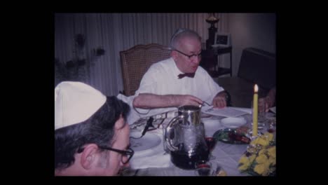Familia-judía-1971-reza-y-canta-en-el-seder-de-la-Pascua