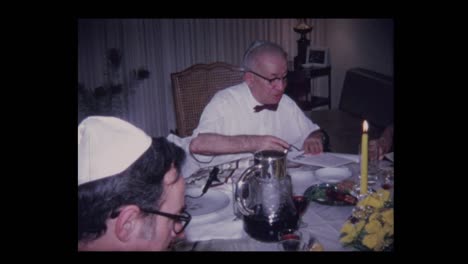 1971-jüdischen-Familie-betet-und-singt-am-Pessach-seder