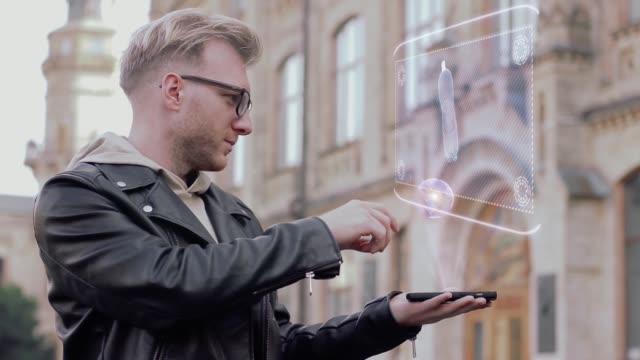 Kluger-junger-Mann-mit-Brille-zeigt-eine-konzeptionelle-Hologramm-Flasche