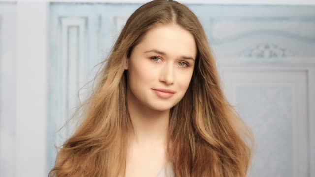 junge-blonde-Frau-mit-langen-Haaren-und-natürlichen-Look-video-portrait