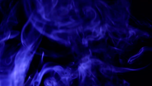 Blauen-Dampf-steigt-aus.-Blauer-Rauch-über-einem-schwarzen-Hintergrund.-Rauch-langsam-schweben-durch-den-Raum-auf-schwarzem-Hintergrund.-Slow-Motion.