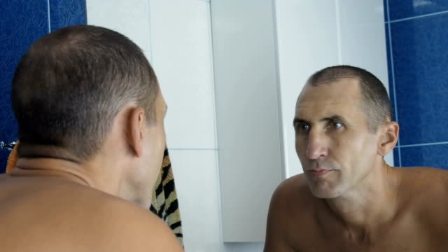 Hombre-enojado-en-el-espejo.