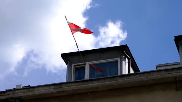 Polnische-Flagge-winken-auf-einem-Dach-in-4-k-Slow-Motion-60fps