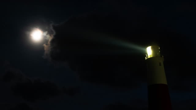 Zeitraffer-von-einem-Leuchtturm-in-der-Nacht