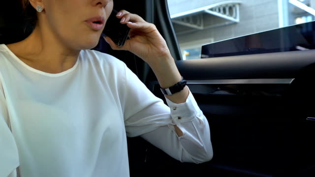 Mujer-de-negocios-Rubio-furioso-lanza-teléfono-móvil-fuera-de-ventana-de-coche-después-de-llamada