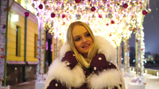 Moscú,-Rusia.-Joven-hermosa-chica-es-caminando-en-la-calle-de-invierno-decorado-de-noche