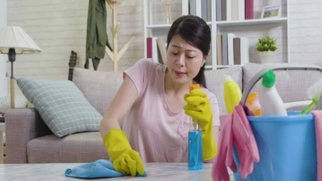 Hausfrau-versucht,-schwer-Staub-auf-Tisch-zu-entfernen