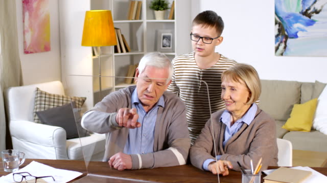 Großeltern-und-Enkel-mit-AR-Bildschirm