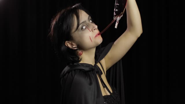 Maquillaje-de-Halloween-vampiro.-Retrato-de-mujer-con-sangre-en-la-cara.