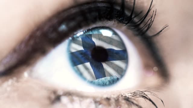Frau-blaues-Auge-in-Nahaufnahme-mit-der-Flagge-von-Finnland-in-Iris-mit-Windbewegung.-Videokonzept