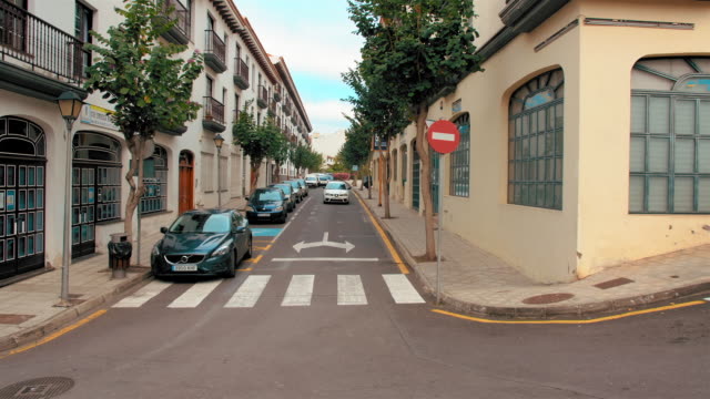 Teneriffa,-Kanarische-Inseln,-Spanien---Januar-2019:-Typische-Straße-einer-europäischen-Stadt.-Das-Auto-nähert-sich-der-Straße.-Verkehrsschild-im-Vordergrund---kein-Verkehr.-Kann-verwendet-werden,-um-spain,-portugal-zu-veranschaulichen