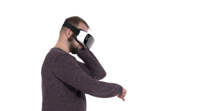 Mann-imitiert-Retro-Handy-mit,-während-sie-VR-Brille-tragen.-Digitales-Zeitalter-und-neue-Technologien