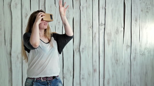 Joven-mujer-con-cabello-largo-utilizando-gafas-de-realidad-Virtual
