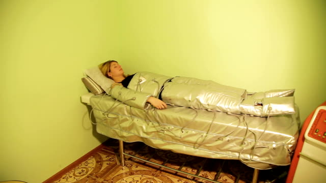 Pressotherapy-Lymphatic-Drainage-Machine-in-Beauty-Centre