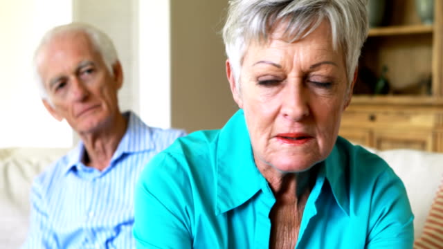 Malestar-senior-pareja-discutiendo-entre-sí-en-sala-de-estar