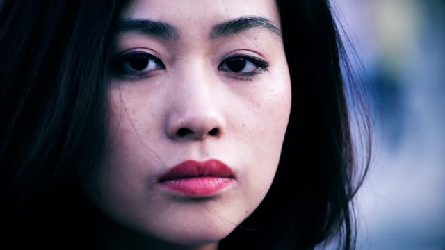junge-chinesische-Frau,-die-ihren-Kopf-zu-drehen,-in-der-Stadt:-deprimiert-und-traurig-Frau