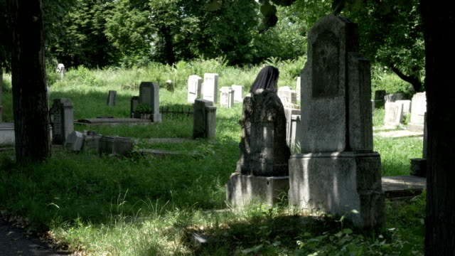 Frau-voller-Traurigkeit,-die-auf-der-Suche-vom-verlorenen-Geliebten-Grab-gehen-auf-Friedhof