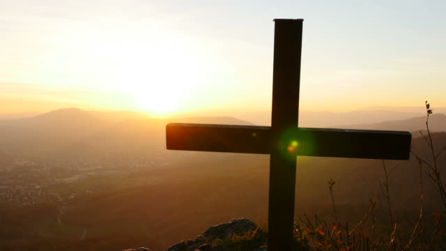 Kruzifix-auf-Berg-während-des-Sonnenuntergangs.-Schöne-Natur-und-Ruhe.