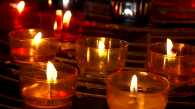 Kerzen-brennen-in-der-katholischen-Kirche.-Festlicher-Glanz-in-der-Kathedrale.-Heiligen-Ort-von-Flammen-beleuchtet