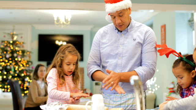 Hacer-galletas-de-Navidad-con-papá