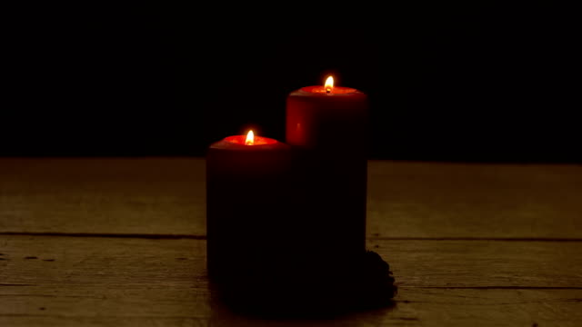Zwei-rote-Kerzen-Licht-mit-Rose-am-weißen-Tisch