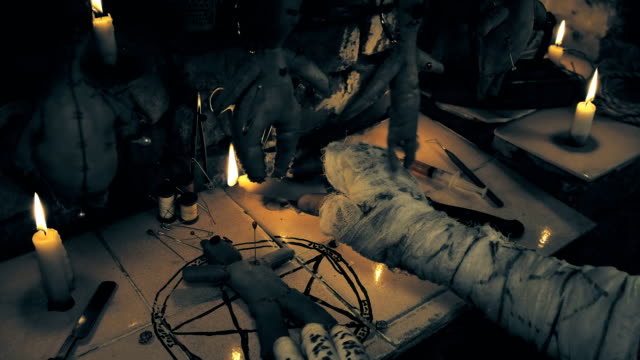 der-Magier-führt-eine-Ritual-mit-der-Voodoo-Puppe