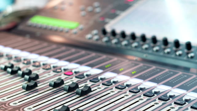 Audio-Mixer-in-einem-Studio,-die-automatische-Regler-hochschieben.-bereit-für-die-Aufnahme